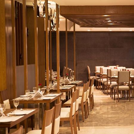 V 7 Hotel Ченай Екстериор снимка