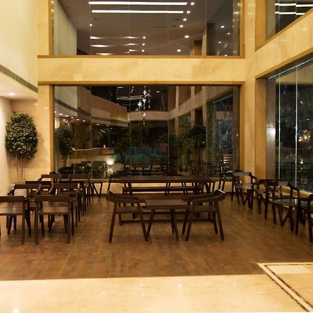 V 7 Hotel Ченай Екстериор снимка