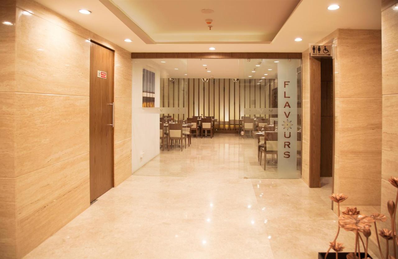 V 7 Hotel Ченай Екстериор снимка