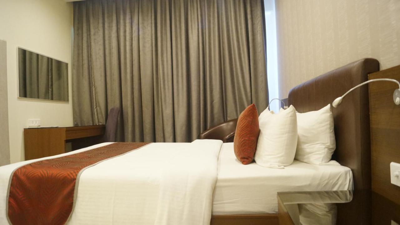 V 7 Hotel Ченай Стая снимка