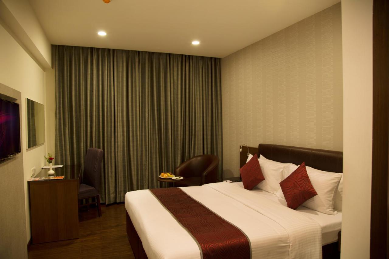V 7 Hotel Ченай Екстериор снимка
